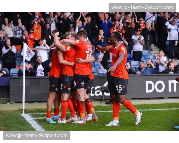 跨越百年的重逢：当“哈镇”遇上“利物浦”，一场关于友谊、硬骨头与红色的浪漫风暴